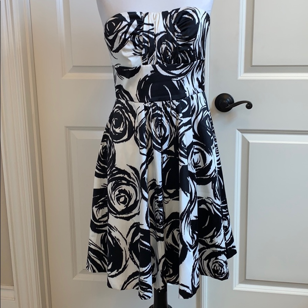WHITE HOUSE BLACK MARKET STRAPLESS DRESS SIZE IN 6